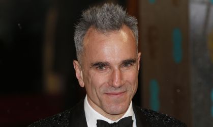 Daniel Day-Lewis posa ao chegar para cerimônia de premiação do Bafta em Londres, em 2013