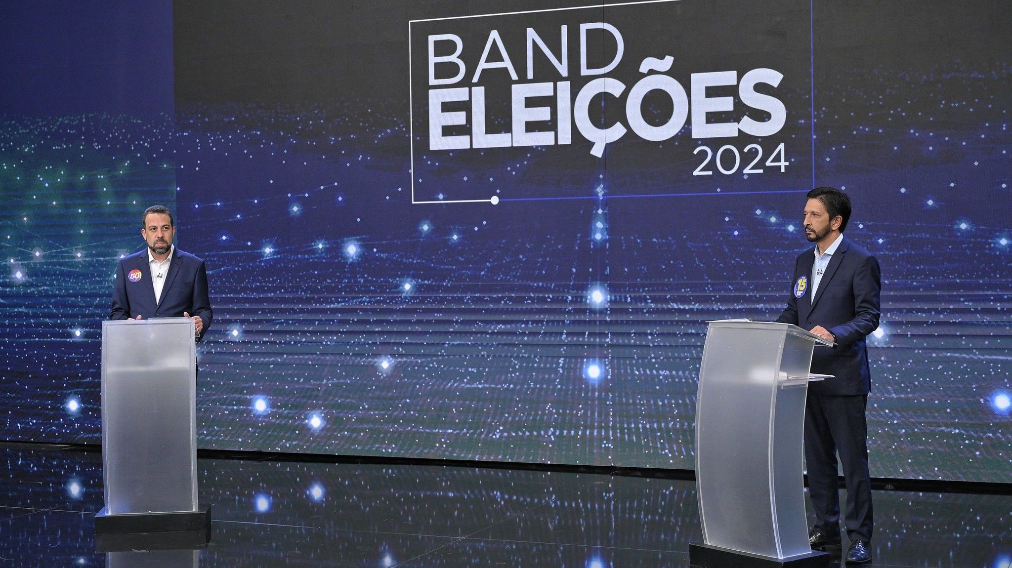 Guilherme Boulos (PSOL) e Ricardo Nunes (MDB) posicionados para o primeiro debate de segundo turno em São Paulo, promovido pela Band, em 14 de outubro de 2024, segunda-feira