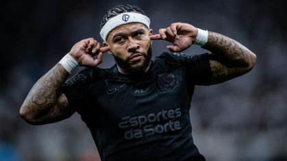 Memphis Depay não ficou nada satisfeito após a derrota do Corinthians