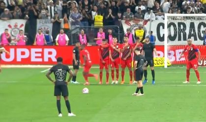 Memphis Depay bate falta com classe para marcar seu primeiro gol pelo Corinthians