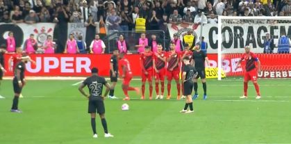 Memphis Depay bate falta com classe para marcar seu primeiro gol pelo Corinthians