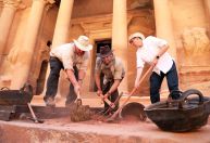 Túmulo cheio de esqueletos é encontrado sob o Tesouro em Petra, na Jordânia
