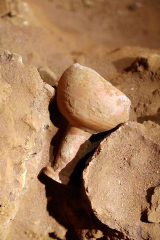 Dentro do túmulo sob o Tesouro, os arqueólogos encontraram um recipiente de cerâmica semelhante ao Santo Graal • Expedição Desconhecida da Discovery