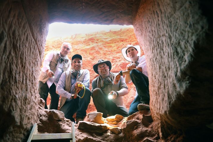 Josh Gates (da esquerda para a direita), Dr. Pearce Paul Creasman, Dr. Fares Braizat e Fadi Balawi olham para o túmulo recém-descoberto em Petra • Expedição Desconhecida da Discovery