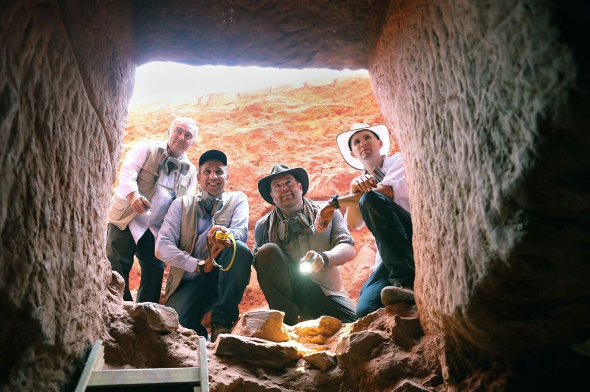 Josh Gates (da esquerda para a direita), Dr. Pearce Paul Creasman, Dr. Fares Braizat e Fadi Balawi olham para o túmulo recém-descoberto em Petra • Expedição Desconhecida da Discovery