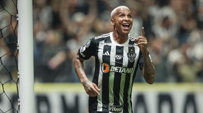 Deyverson comemora gol na vitória do Atlético-MG sobre o River Plate