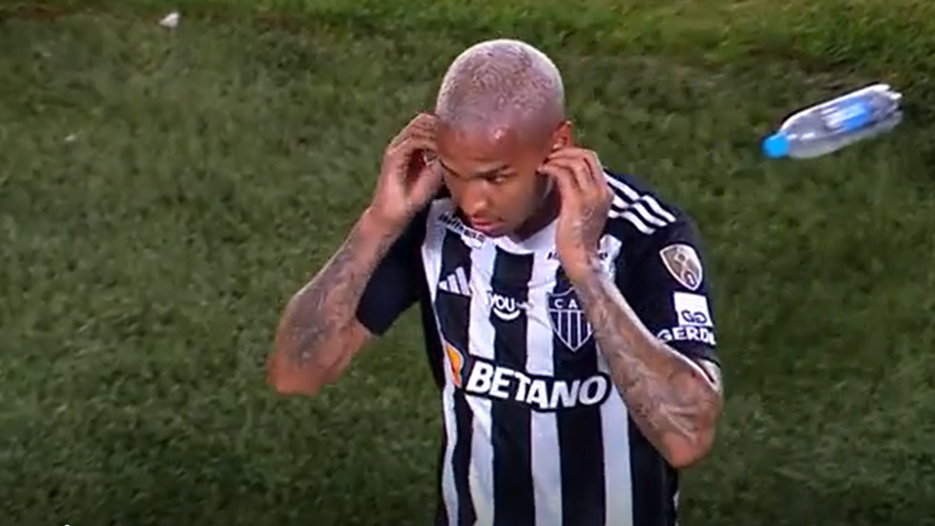 Deyverson com protetores auriculares após ser substituído contra o River Plate