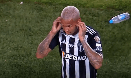 Milito e Deyverson, do Atlético-MG, são multados pela Conmebol