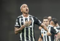 Deyverson se compara aos argentinos: "Quando ganham, dão risada"