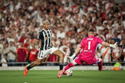 Deyverson em duelo contra o River Plate pela Libertadores