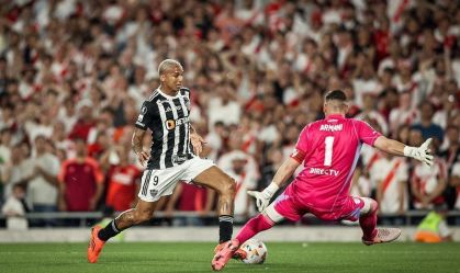 Deyverson em duelo contra o River Plate pela Libertadores