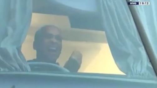 Deyverson no ônibus a caminho do Monumental, em Buenos Aires, na Argentina