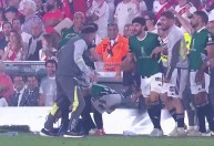 Deyverson se agarra a Milito para festejar Atlético-MG na final da Libertadores; veja