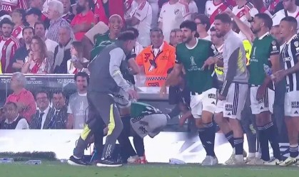 Deyverson se agarra a Milito para comemorar classificação