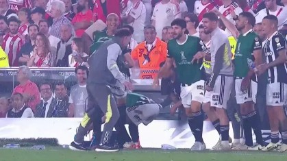 Deyverson se agarra a Milito para comemorar classificação