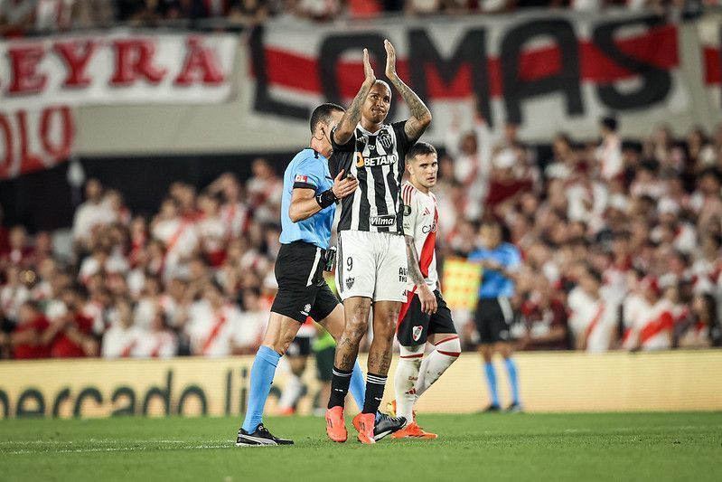 Deyverson durante o confronto contra o River Plate