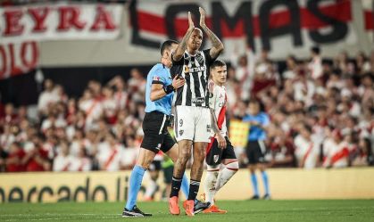 Deyverson durante o confronto contra o River Plate