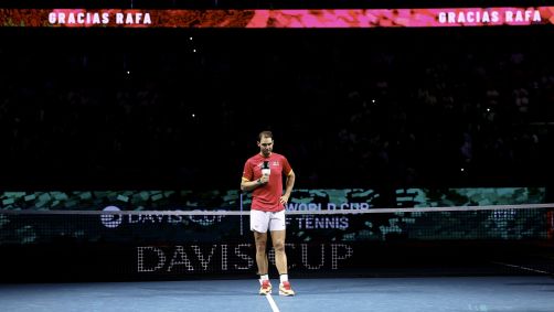 Rafael Nadal discursa para a torcida espanhola em sua despedida do tênis