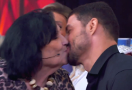 Dona Déa beija Cauã Reymond e Juan Paiva ao vivo; veja vídeo
