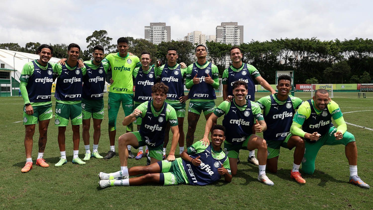 Os jogadores Gustavo Gómez, Vitor Reis, Flaco López, Mateus, Anibal Moreno, Naves, Richard Ríos e Fabinho (E/D em pé) e Agustín Giay, Estêvão, Mauricio, Vanderlan e Weverton (E/D agchados), da SE Palmeiras, durante treinamento, na Academia de Futebol