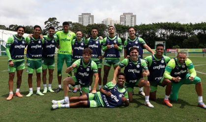 Os jogadores Gustavo Gómez, Vitor Reis, Flaco López, Mateus, Anibal Moreno, Naves, Richard Ríos e Fabinho (E/D em pé) e Agustín Giay, Estêvão, Mauricio, Vanderlan e Weverton (E/D agchados), da SE Palmeiras, durante treinamento, na Academia de Futebol