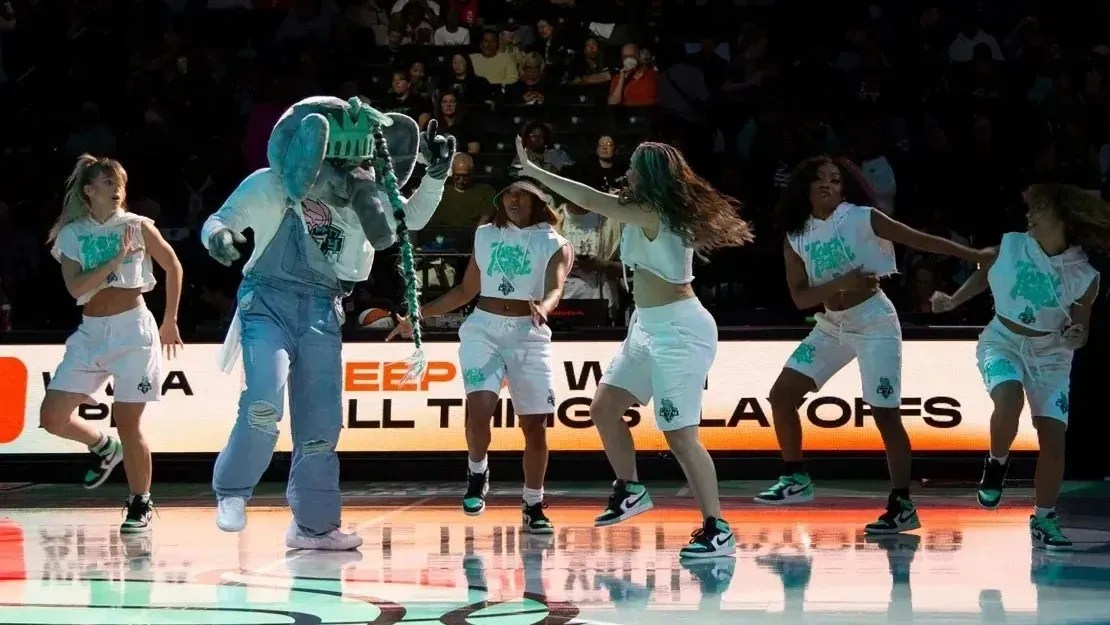 Ellie, a elefante, se apresenta com números de dança nos intervalos dos jogos do New York Liberty