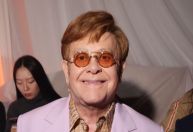 Após perder visão no olho direito, Elton John diz não conseguir assistir peça