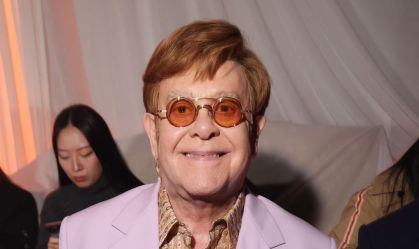 Elton John assistiu ao desfile da Valentino na Semana de Moda de Paris, no domingo (29)