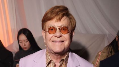 Elton John assistiu ao desfile da Valentino na Semana de Moda de Paris, no domingo (29)