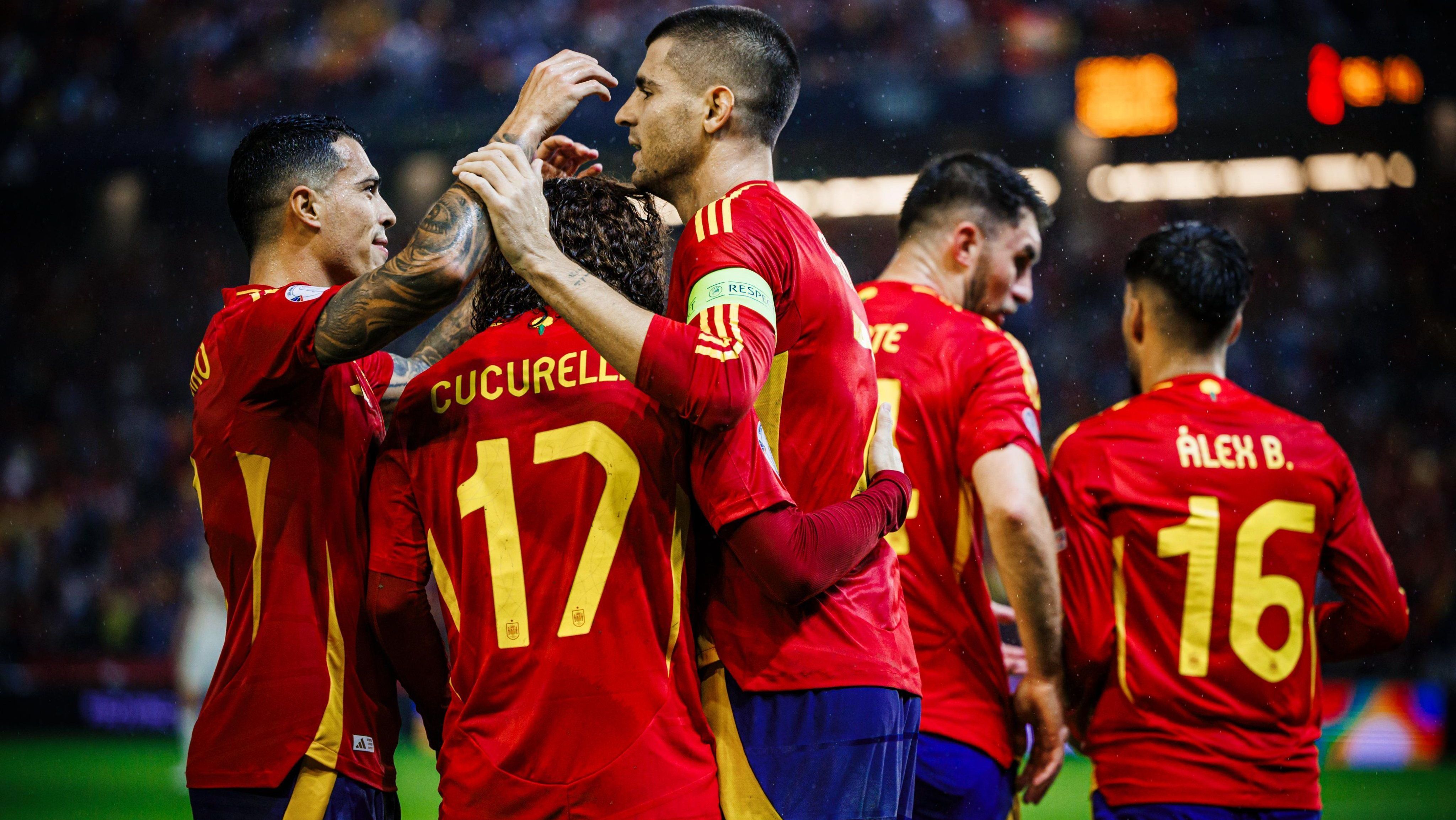 Jogadores da Espanha comemoram um dos gols da vitória sobre a Sérvia