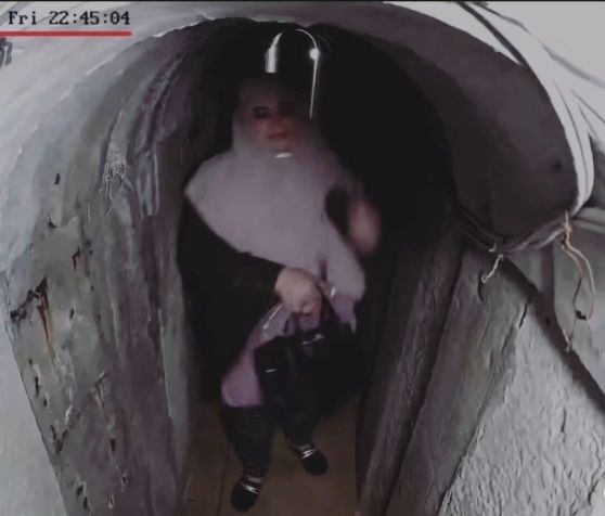 Esposa de Yahya Sinwar em um túnel em Gaza • Twitter/@AvichayAdraee
