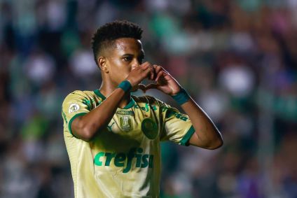 Estevão comemora gol pelo Palmeiras contra o Juventude