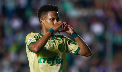 Estevão comemora gol pelo Palmeiras contra o Juventude