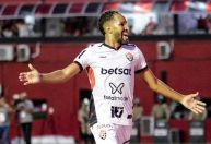 Vitória vence o Red Bull Bragantino e deixa zona de rebaixamento do Brasileirão
