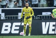 Atlético-MG oficializa renovação com goleiro Everson