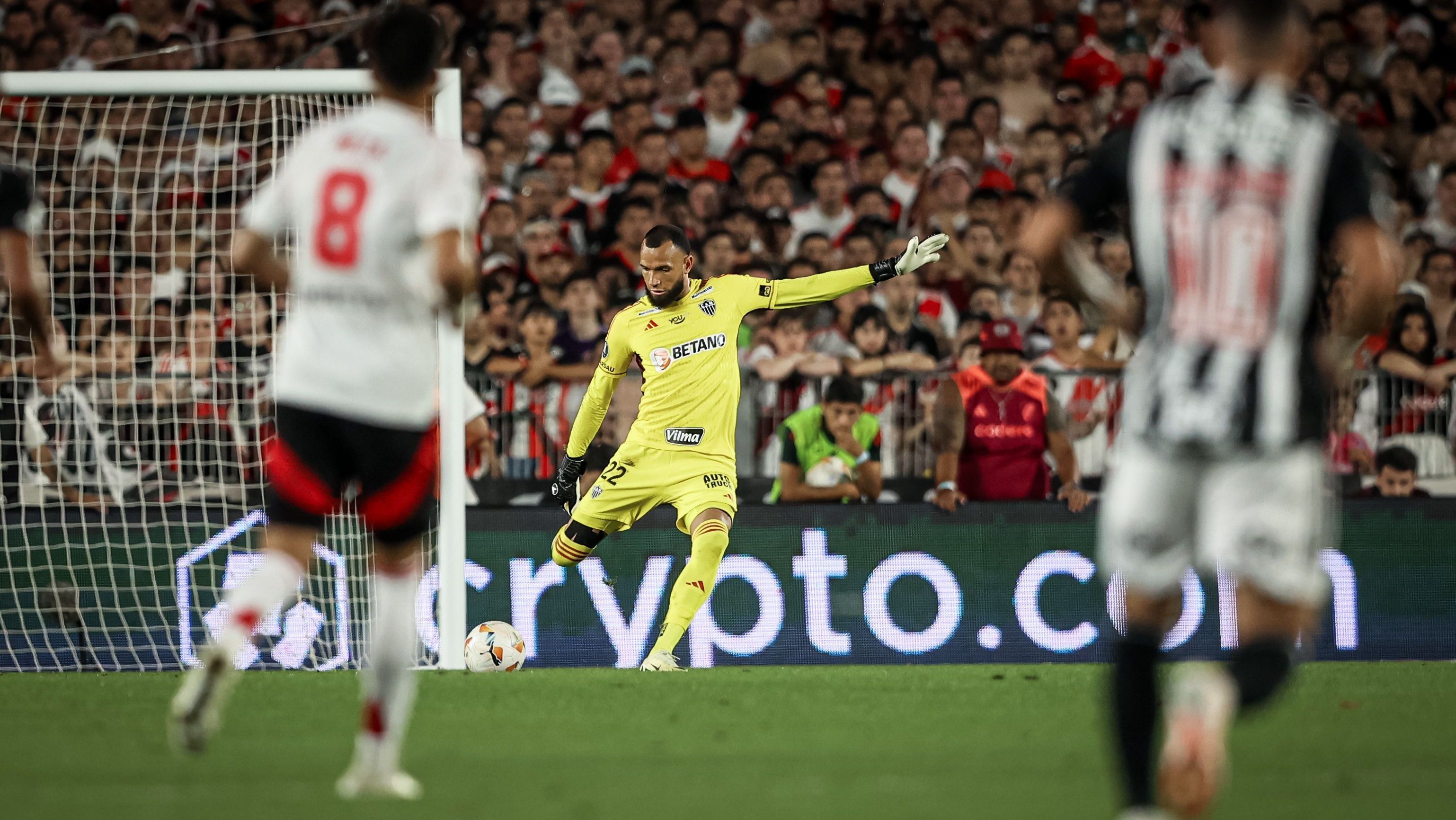 Everson se destacou contra o River Plate na Argentina