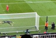 Ex-goleiro do Liverpool é vaiado após defender pênaltis de criança de 11 anos