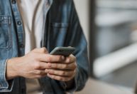 Excesso de telas também afeta saúde mental de adultos; veja sinais de alerta