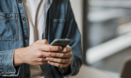 Excesso de telas também afeta saúde mental de adultos; veja sinais de alerta