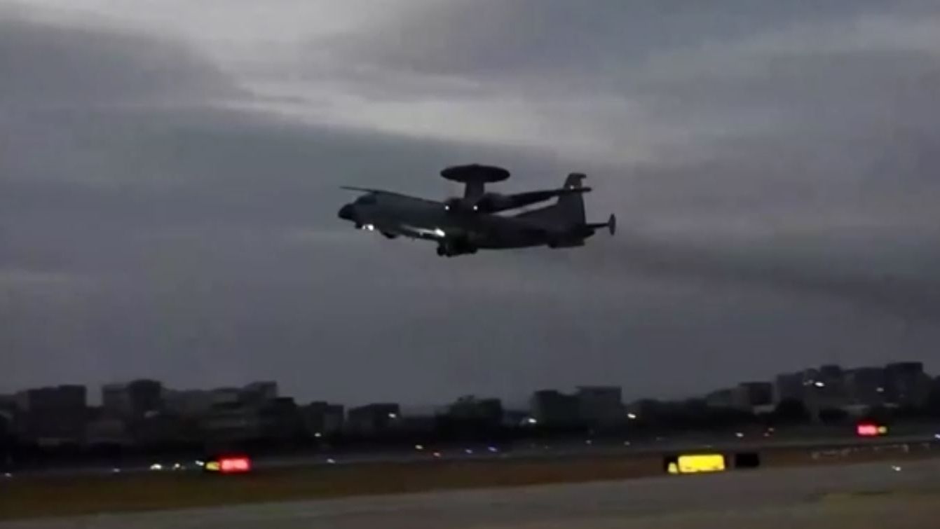 Avião decola durante exercício militar da China ao redor de Taiwan