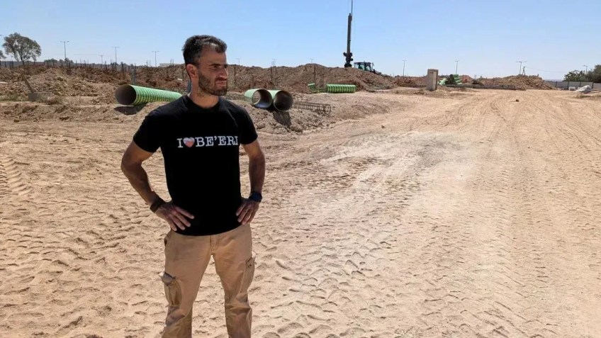 Yarden Tzemach, um fazendeiro e morador sobrevivente do kibutz Be'eri, em Israel, inspeciona o local onde uma nova construção está em andamento • Yon Pomrenze/CNN