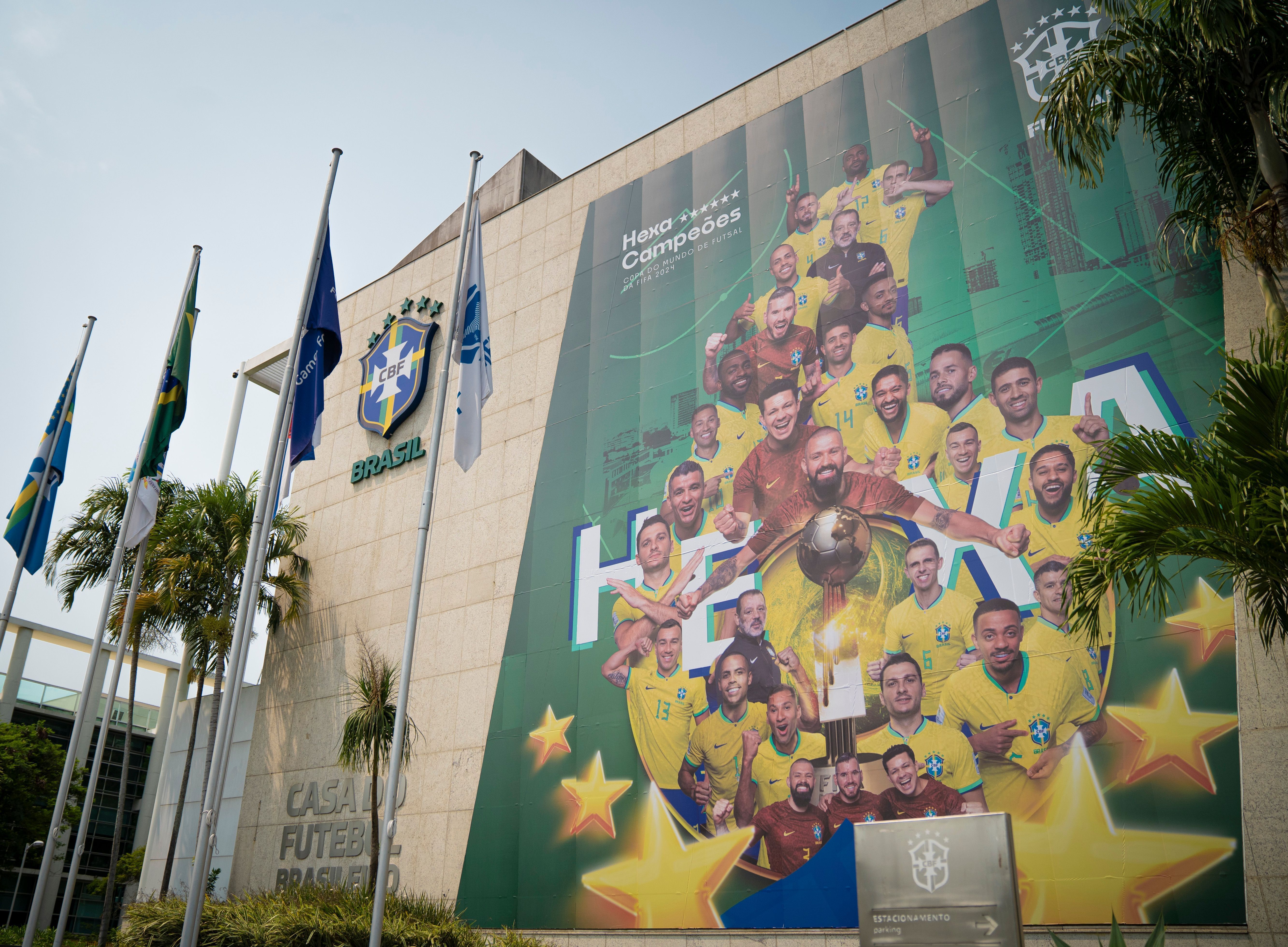 Fachada da CBF homenageia campeões mundiais de futsal