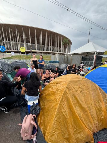 Fãs de Bruno Mars em Brasília encaram chuva para ver ídolo • Divulgação/@ivihrocha