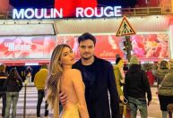 Felipe Neto se declara para a namorada em viagem a Paris: "Parou o Moulin Rouge"