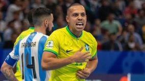 Ferrão celebra o primeiro gol do Brasil na final do Mundial de Futsal