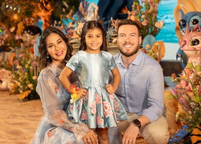 Maíra Cardi, a filha Sophia, e seu atual marido, o coach Thiago Nigro • Instagram/Maíra Cardi