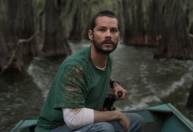 "Os Horrores do Caddo Lake": conheça novo terror de Shyamalan com Dylan O'Brien