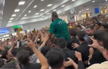 Fisiculturista foi carregado por multidão em aeroporto