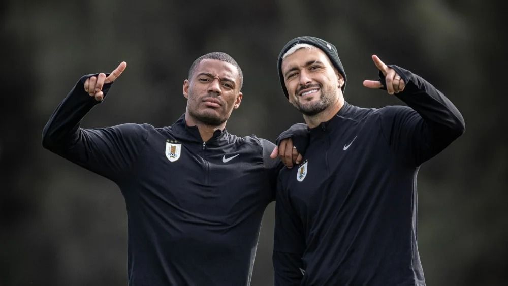 Nico De La Cruz e Arrascaeta, atletas do Flamengo, em treino do Uruguai
