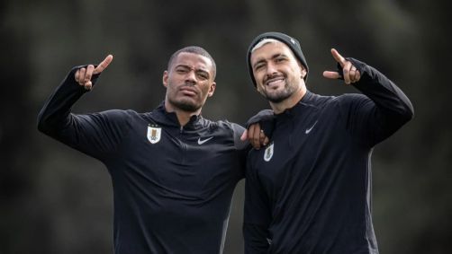 Nico De La Cruz e Arrascaeta, atletas do Flamengo, em treino do Uruguai